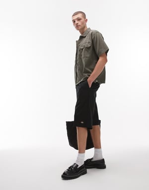 Dickies unionville 13 inch pleated work short in black