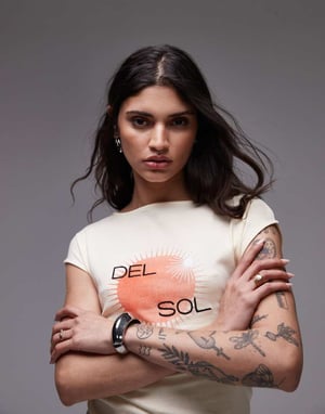 Topshop grafik del sol t-shirt med cap sleeve och skär halsringning i gult