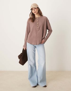 ASOS DESIGN kraftig våfflad långärmad henley-topp i tvättad brunt