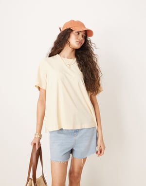 ASOS DESIGN avslappnad t-shirt med broderade detaljer på ryggen i tvättad krämfärg