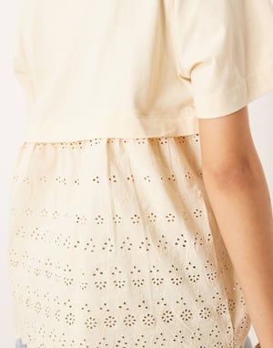 ASOS DESIGN avslappnad t-shirt med broderade detaljer på ryggen i tvättad krämfärg