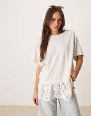ASOS DESIGN oversized raglan t-shirt med spetsdetalj i krämfärg