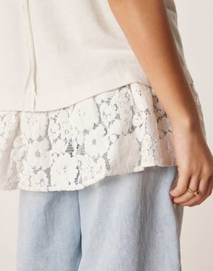 ASOS DESIGN oversized raglan t-shirt med spetsdetalj i krämfärg