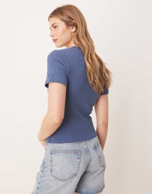 ASOS DESIGN våfflad baby t-shirt i tvättad marinblå