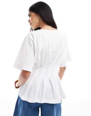 ASOS DESIGN plisserad v-ringad blus i vitt