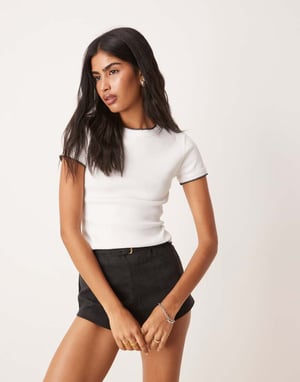 ASOS DESIGN babytee med plädstygn i vitt