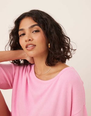 ASOS DESIGN strukturerad stickad t-shirt med snedställt fåll i rosa