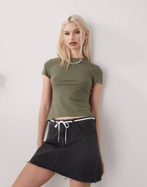 Veckodags t-shirt i linneblandning i khaki, exklusiv för ASOS