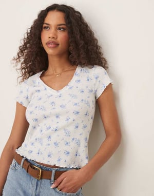 ASOS DESIGN våfflad V-ringad t-shirt med överlockdetaljer i småblommigt mönster