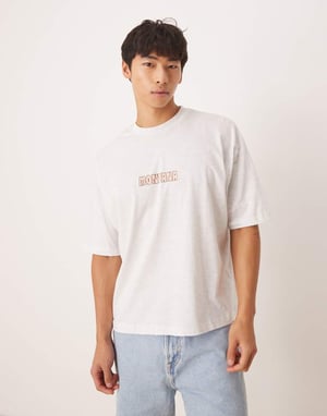 ASOS DESIGN boxy oversized med scenisk grafik i vit melangé