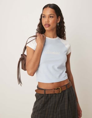 Dickies western rep-logo raglan baby t-shirt i ljusblå och off-white