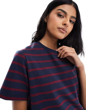 ASOS DESIGN regular fit t-shirt med design i rödvin och marinrandig