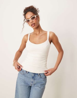 Abercrombie & Fitch topp med hjärtformad halsringning i offwhite med kontrast