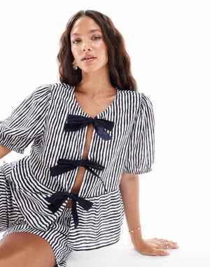 Pieces knyt-frams kortärmad peplum topp med randigt mönster i marinblått och vitt