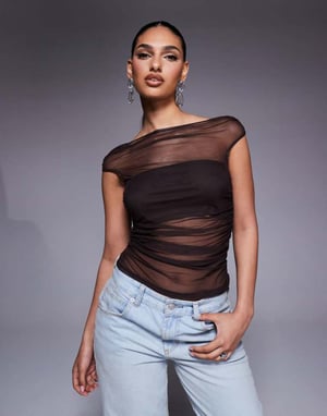 ASOS DESIGN samlad kortärmad off-shoulder meshtopp i choklad