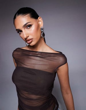 ASOS DESIGN samlad kortärmad off-shoulder meshtopp i choklad