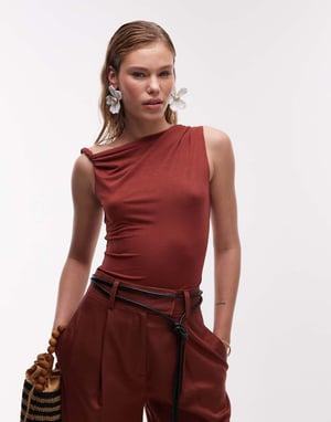 Topshop twistad top med en axel i rostbrun