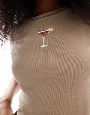 Pieces ribbad baby t-shirt med espresso martini-motiv i mink