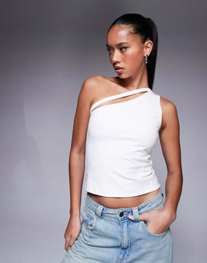 ASOS DESIGN dubbel lager enaxlad topp med remdetalj i vitt