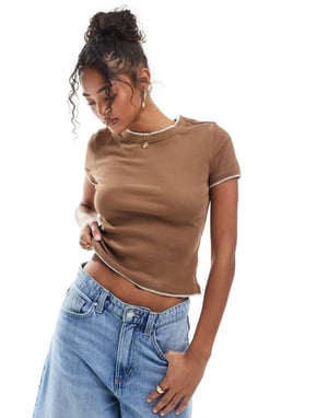 ASOS DESIGN babytee med bländstygsdetalj i brunt
