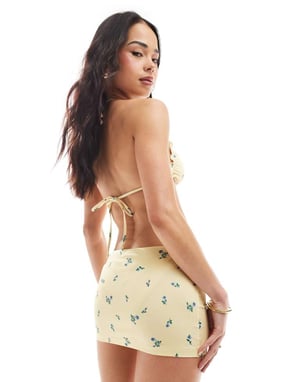 ASOS DESIGN bikinitop med kjol i smörmjölk med blommönster