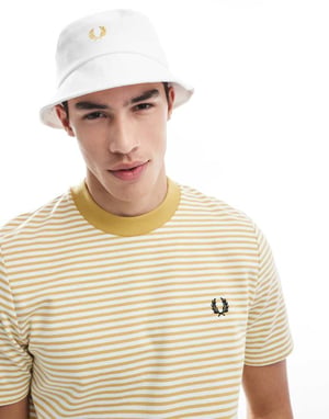 Fred Perry piké bucket hat i vitt