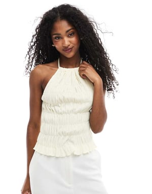 ASOS DESIGN texturerad smockad halterneck-top i smörmjölk