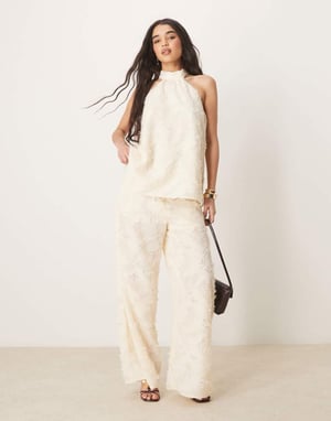 ASOS DESIGN skräddarsydd texturerad halterneck-topp matchande i smörmjölk