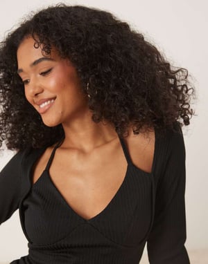 ASOS DESIGN ribbad halterneck topp med långa ärmar i svart