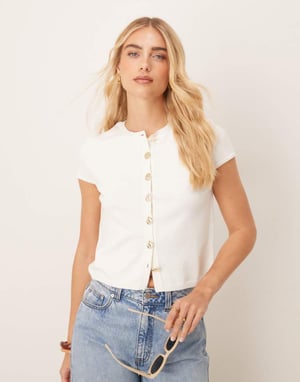 ASOS DESIGN stickad strukturerad kavaj med kap lös ärm och guldknappar i krämfärg