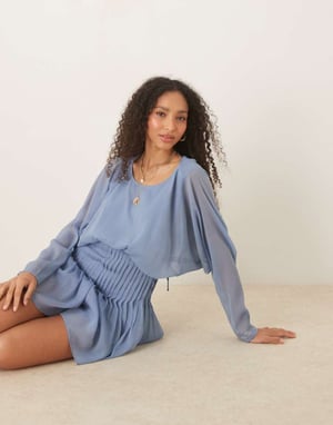 ASOS DESIGN draperad rygg plisséad byxdress i dämpad blå