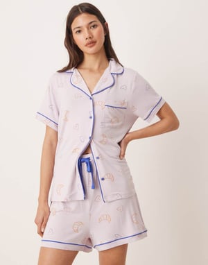 ASOS DESIGN superskön premium kortärmad skjorta och shorts pyjamasset i lilafärgad croissanttryck