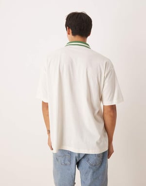 ASOS DESIGN oversized polo med stadstryck i off-white