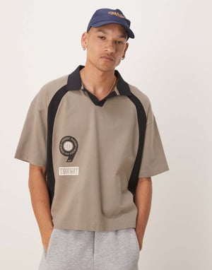 ASOS DESIGN boxy oversized polo med fram- och baktryck i beige