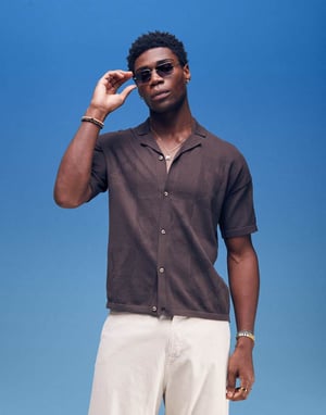 ASOS DESIGN avslappnad blomstertexturerad knappad stickad polo i brun
