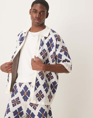 ASOS DESIGN avslappnad stickad knäppd polo-set med aztekmönster i blått