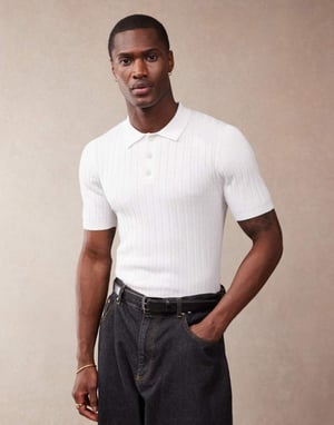 ASOS DESIGN muskelpassform stickad ribbad polo t-shirt i vitt