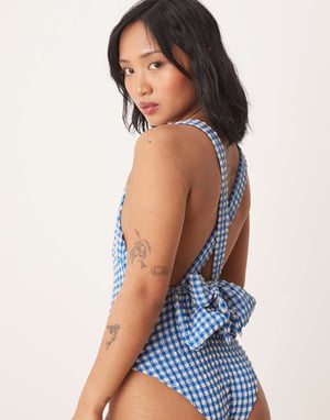 ASOS DESIGN Petite seersucker baddräkt med stor rosett på ryggen i blå gingham