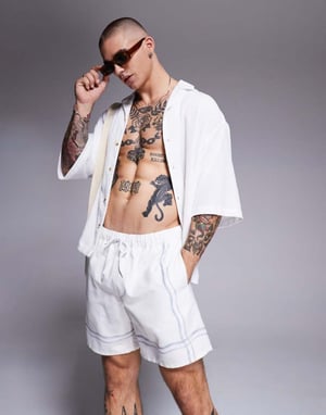 ASOS DESIGN badbyxor i medellängd i beige med kanttryck