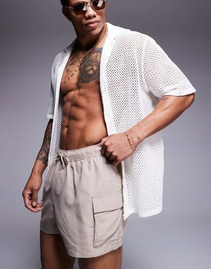 ASOS DESIGN badshorts i kort längd med cargo-fickor i stenbeige
