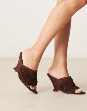 ASOS DESIGN Tizzy äkta mocka fransiga kilklackar i choklad