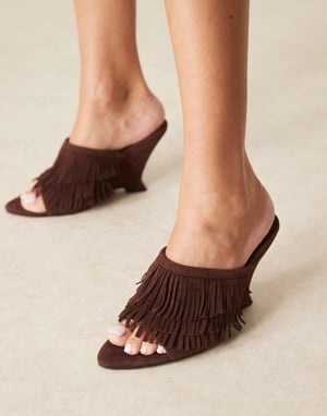 ASOS DESIGN Tizzy äkta mocka fransiga kilklackar i choklad