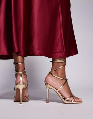 ASOS DESIGN Bred Passform Nobel burformade högklackade sandaler i guld