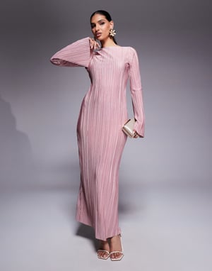 ASOS DESIGN maxi klänning med låg rygg och plisserade detaljer samt änglavingar i ljus rosa