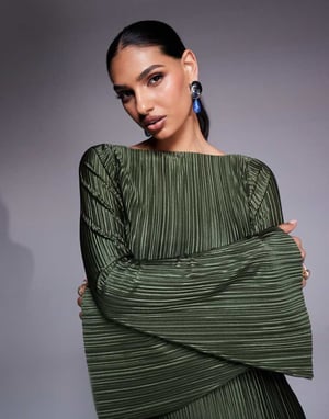 ASOS DESIGN maxiklänning med låg rygg och plissering samt änglavingar i mjuk khaki