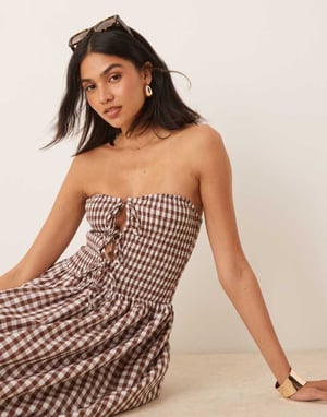 ASOS DESIGN rynkad bandeau maxiklänning med knyt framtill i chokladrutigt mönster