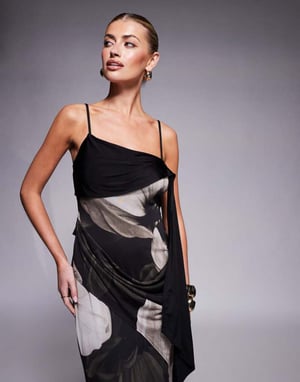 ASOS DESIGN asymmetrisk halsringning maxiklänning med spliced drapering i överdimensionerat blommönster