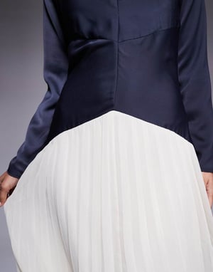 ASOS DESIGN färgglad blockad nederdel med sänkt midja och plisserad maxiklänning i marinblå och krämfärgad