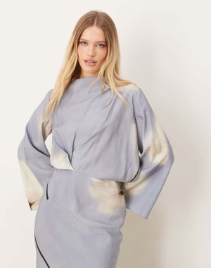 ASOS DESIGN långärmad klänning med infällt midja och snedskärning i blått blommönster