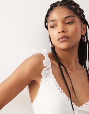 Återvunnen vintage babydoll poplin topp med broderier och spetsdetaljer i krämfärg